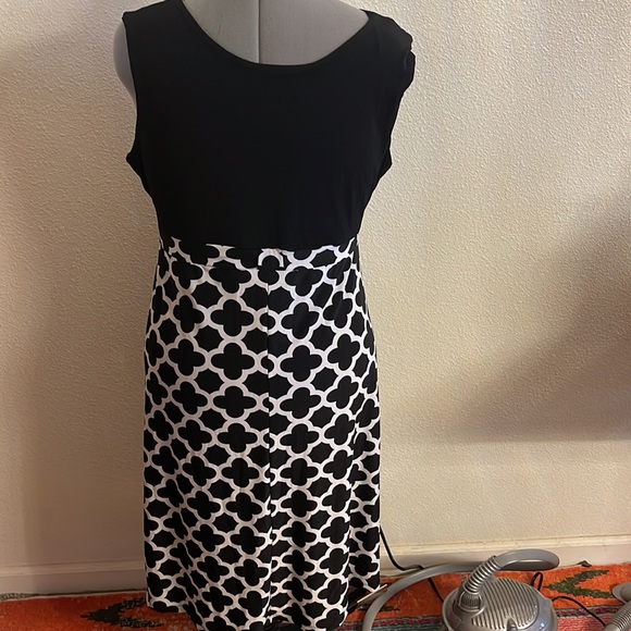 Flirty XXl dress black white pre used great condition. Stretch & flattering - Picture 4 of 4